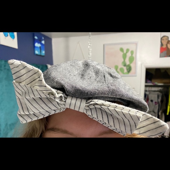 A hat - Picture 1 of 4